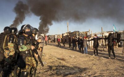 “Les apuntaron a los chicos y nos prendieron fuego las casas”