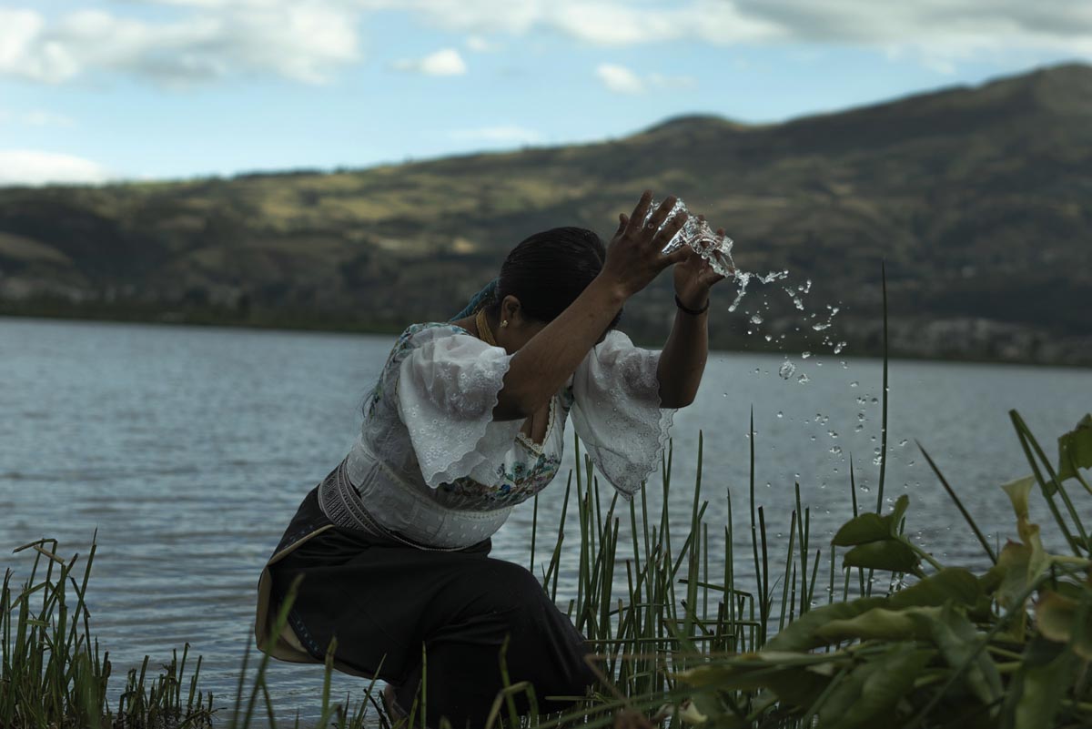 Jenny Salazar jugando con el agua en el lago San Pablo, Imbabura- Ecuador.