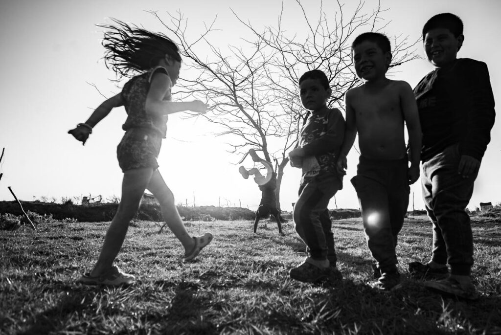 Niños jugando en la toma de tierras de Guernica, Provincia de Buenos Aires.