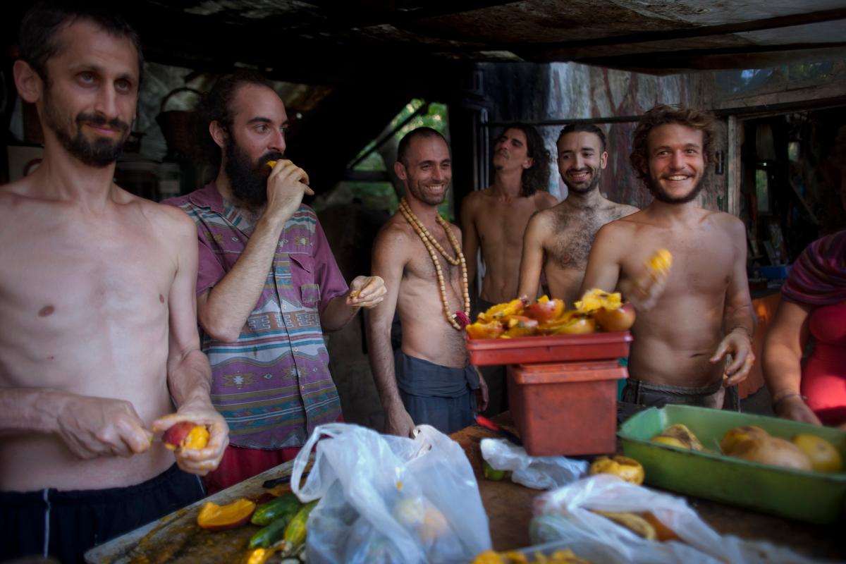 Freeganos en la ecoaldea de Velatropa - Reportaje sobre veganismo en Argentina