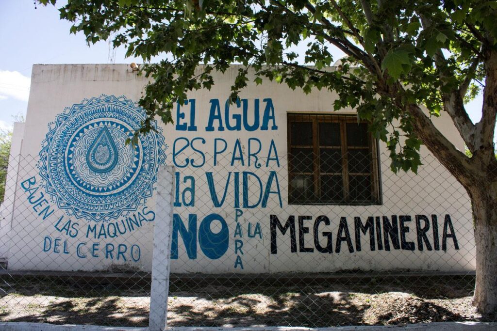 Murales contra la mega minería en Andalgalá, provincia de Catamarca