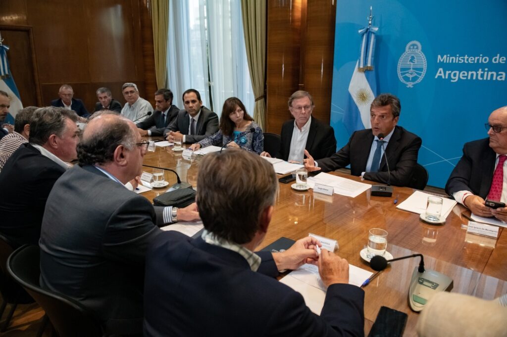 El ministro de economía Sergio Massa se reune con la mesa de enlace y la Mesa Agroalimentaria Argentina para proponer medidas que atenuen los efectos de la sequía