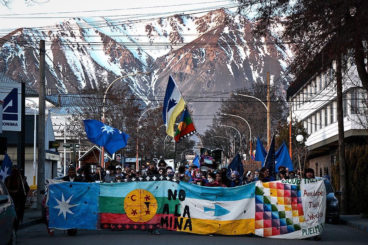 Marcha en Esquel a la comisaría del pueblo para exigir la libertad de manifestantes detenidos en acciones contra la mineria contaminante en Chubut.