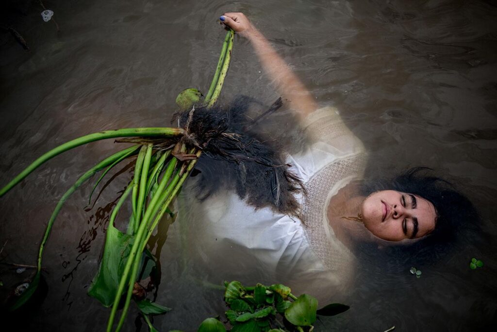 Lacotalpan, chica en un lago en Mexico, manifiesto acerca del agua, articulo de Jorge Fandermole