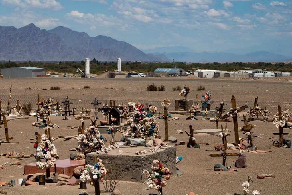 Cementerio en Fiambalá- Proyecto: La ruta del litio. Cartografía de un saqueo