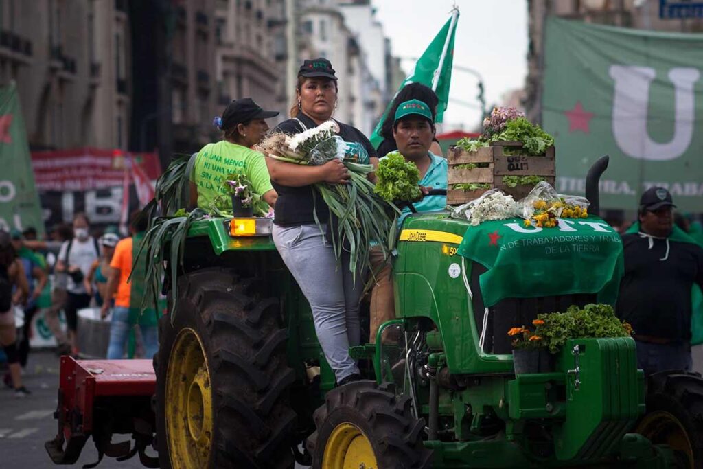 Zulma de la Unión de trabajadores y trabajadoras de la Tierra en un tractor para convocar a la marcha por un programa agrario que priorice los alimentos y acabe con el hambre