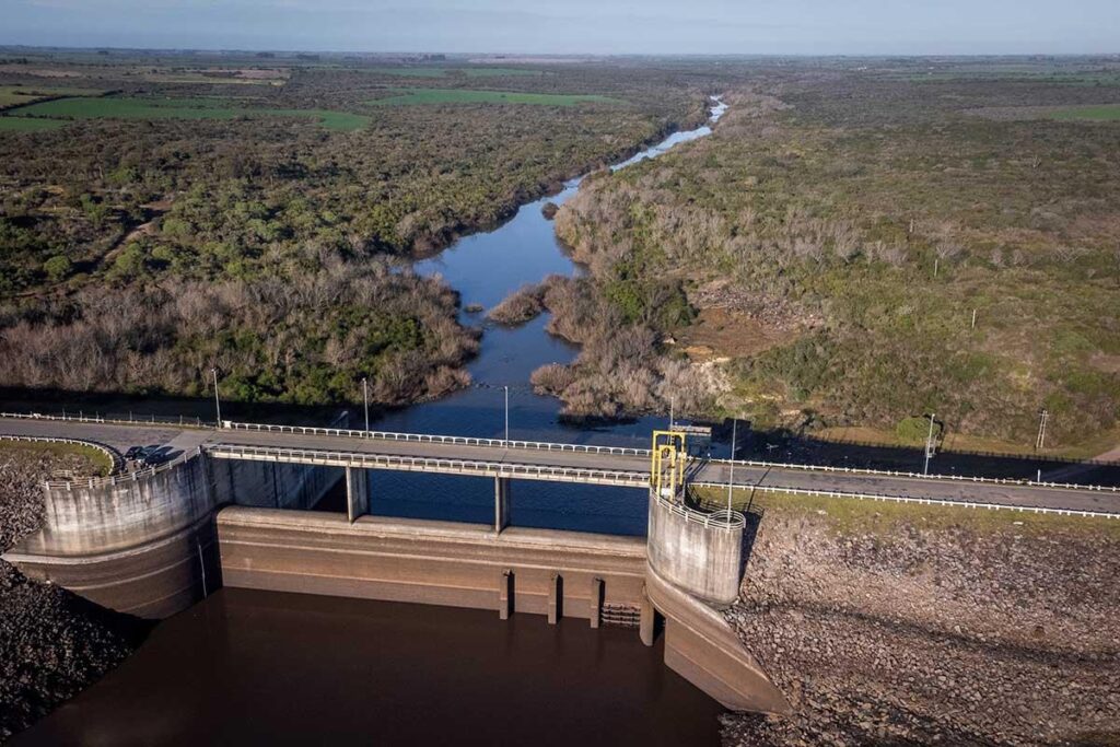 Foto del El paso Severino, el dique donde se junta el agua potable del rio Santa Lucia. Crisis del agua en Uruguay, no es sequía es saqueo,