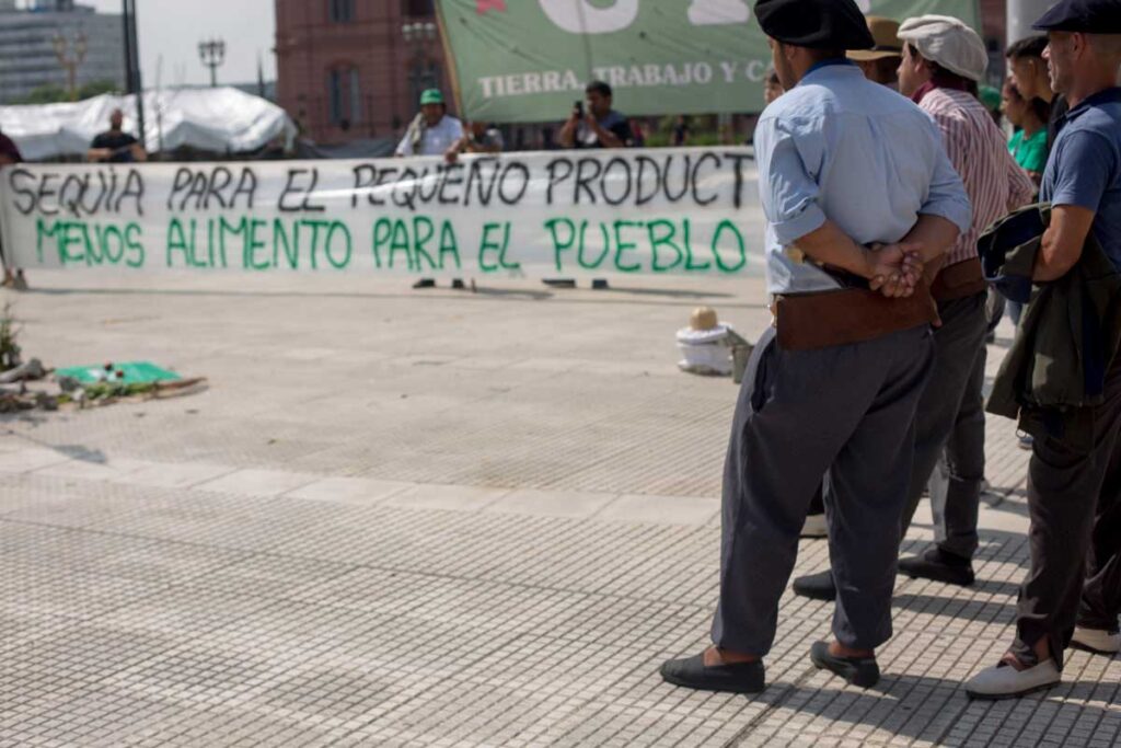 Organizaciones de la Mesa Agroalimentaria Argentina en la Plaza de mayo. La sociedad Rural pide retenciones 0 y las organizaciones proponen retenciones escalonadas ademas de otras medidas como la ley de arendamiento.