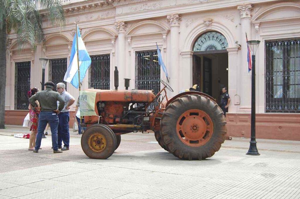 Tractores en lucha: el sector yerbatero se planta ante el DNU