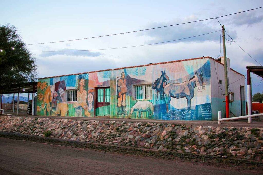 La calle-río y sus murales pintados en Alto Jagüé. Marzo 2024.