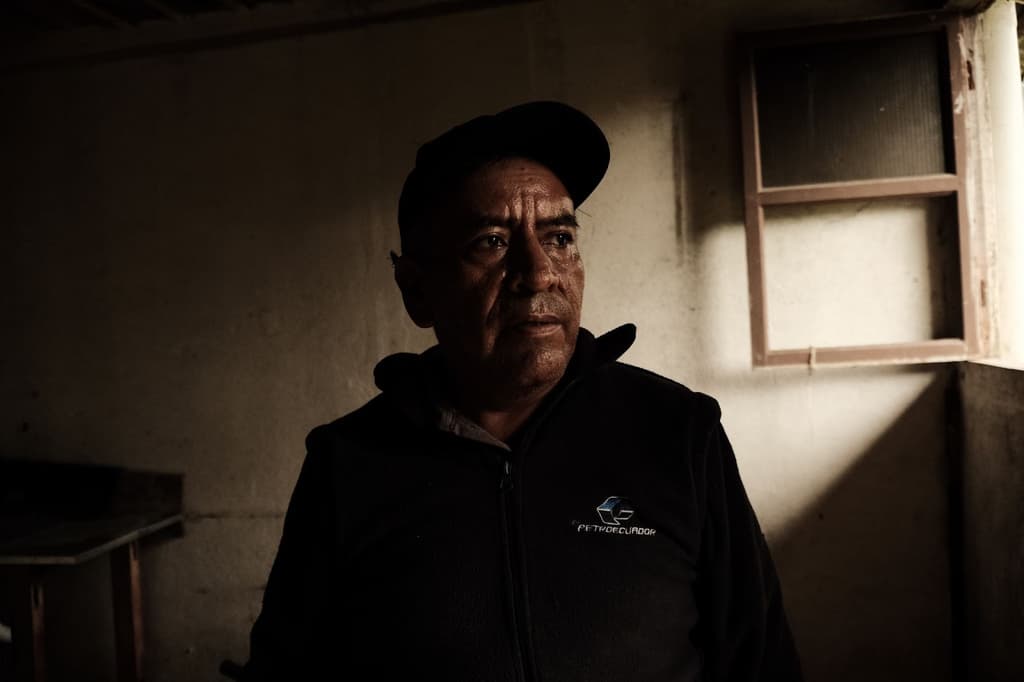 Leonidas Alulema de 60 años, dueño de las tierras donde se ubicaba la cascada San Rafael. La erosión se llevó 14 hectáreas de las 21 que eran de su propiedad. Provincia de Napo, 2024