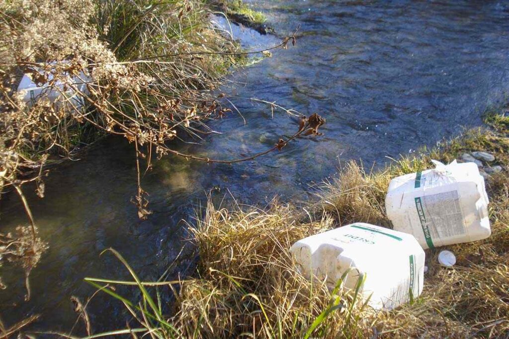 Agroquímicos a la orilla del río que son desechados en el río Posse y Moreno. Juicio Comuneros nación diaguita en Riarte / Tucumán.