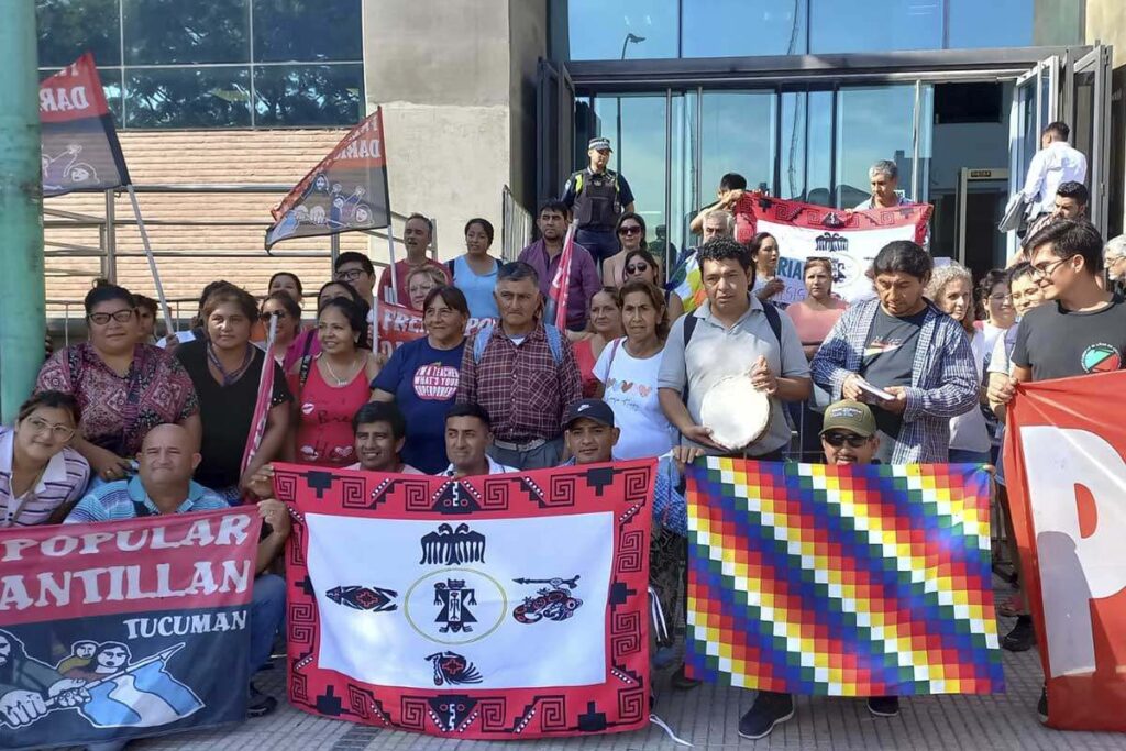 Campamento de la Unión de los Pueblos de la Nación Diaguita Tucumán, frente al juzgado el 26 de febrero 2025 durante la jornada de alegatos en el marco del juicio que atraviesan 9 comunerxs de la base Riarte, de la Comunidad Indígena Indio Colalao.