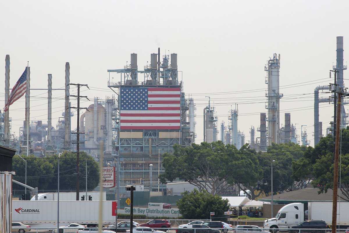 trump_clima_emergencia-petroleo-01 La refinería esoro en Carson (California). TTrump declara la “emergencia energética”, y los ambientalistas alertan sobre la mergencia climática.