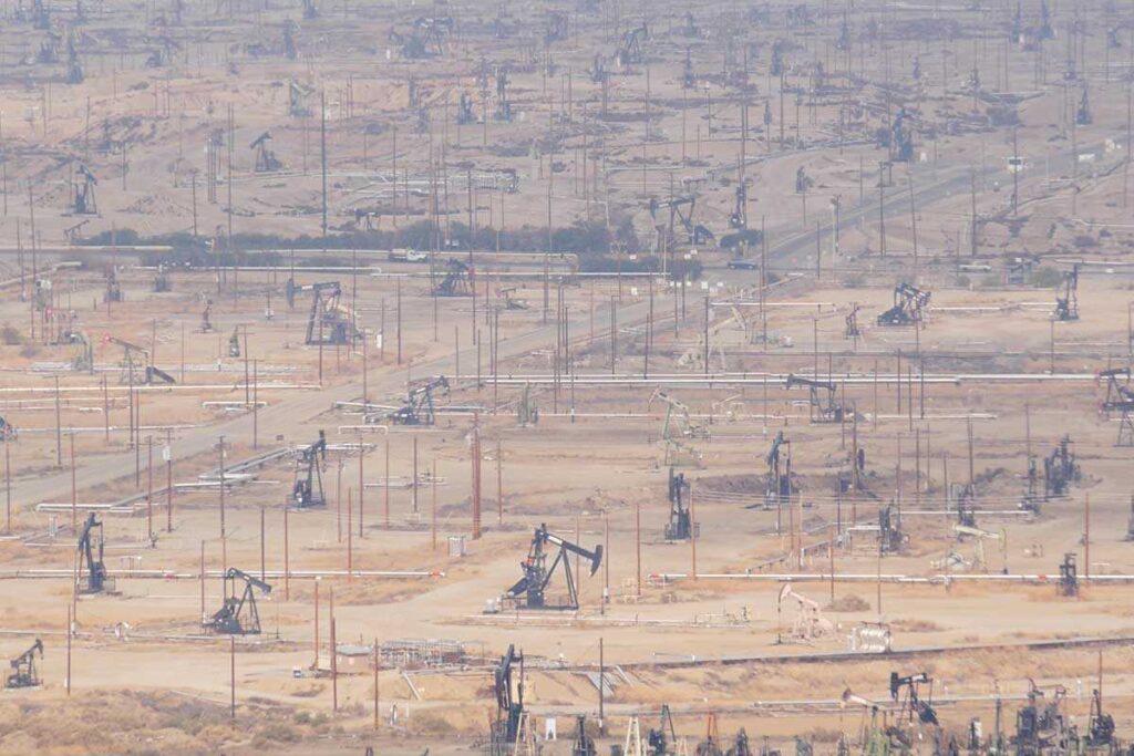 Pozos con de yacimientos petrolíferos valle del desierto en California, Estados Unidos. Trump declara la “emergencia energética”, y los ambientalistas alertan sobre la mergencia climática.
