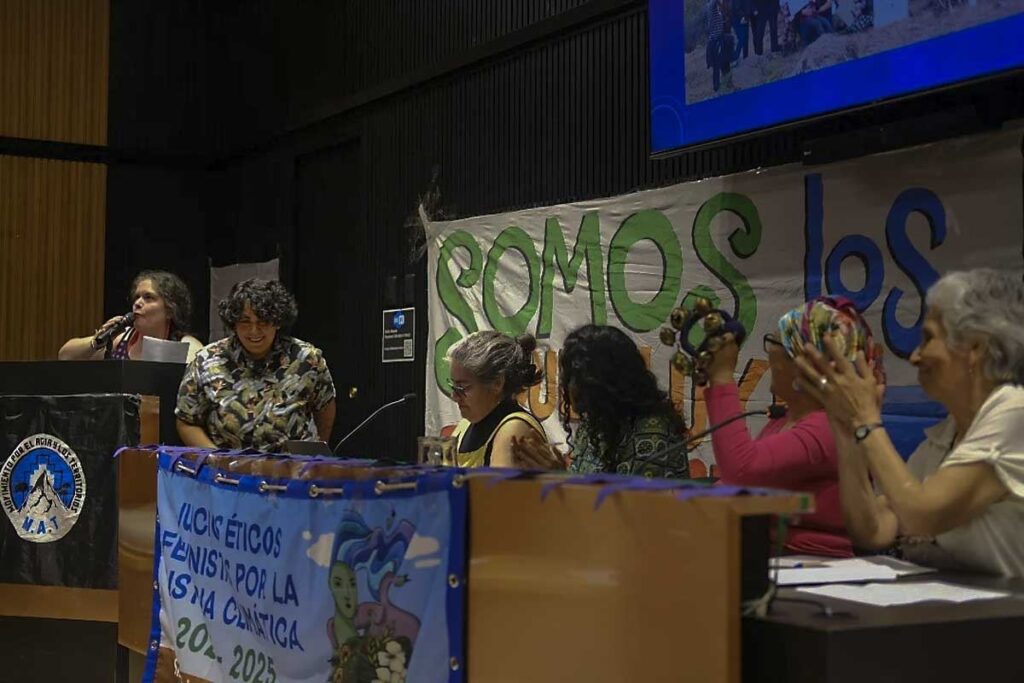 Un hermoso registro de @nanda_elmlund del 1er Juicio Ético Feminista por la Justicia Climática, organizado por la Asamblea de Mujeres y Disidencias del MAT, con el apoyo de NECOSOC, la carrera de Antropología de la Universidad Academia de Humanismo Cristiano y el Fondo Alquimia.