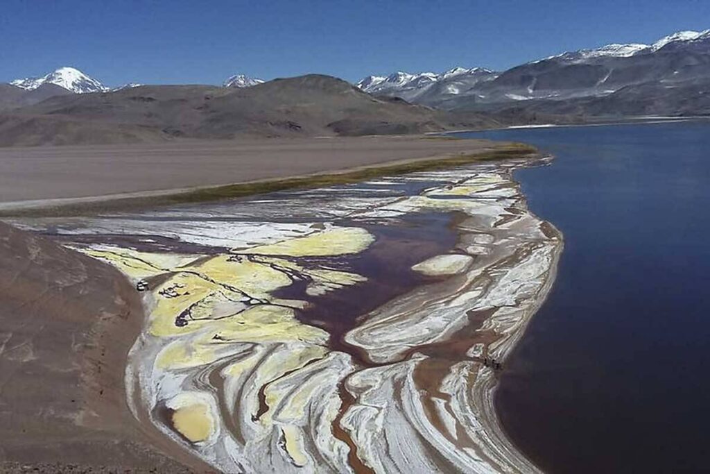 Descarga termal ácida en la laguna de salmuera de Tres Quebradas, el proyecto de exploración de litio en la localidad de Fiambalá, Catamarca, Argentina.