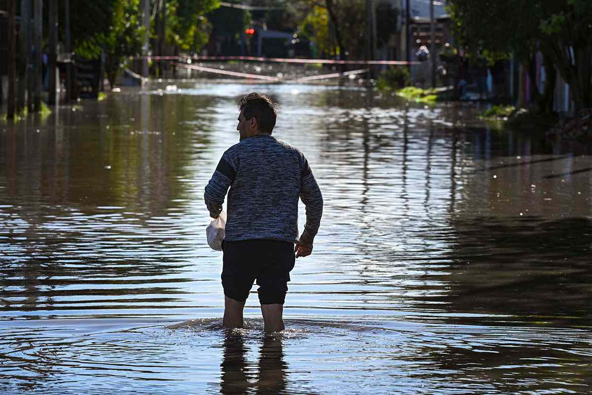 inundaciones_buenos_aires_tormenta-negacionismos-inundaciones-negocios-01 2023-05-26 Desborde de arroyos en el municipio de Quilmes a causa de las intensas lluvias.