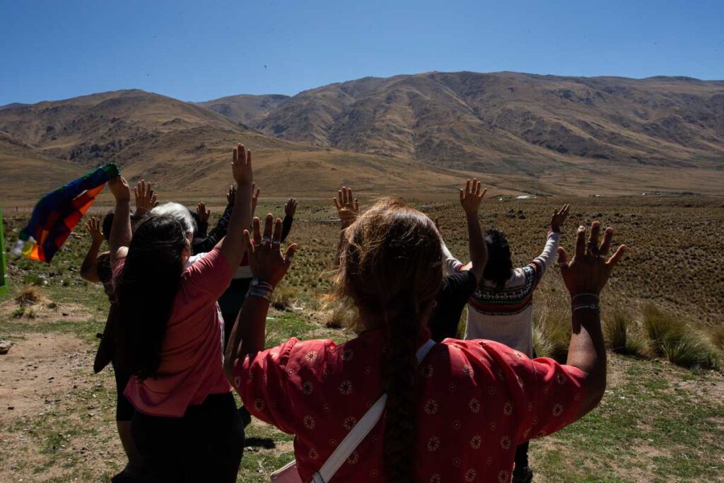 Las familias que conforman las comunidades indígenas de Tucumán, nucleadas en la Unión de los Pueblos de la Nación Diaguita enfrentan una nueva oleada de desalojos, persecuciones judiciales y violencias territoriales. Testimonios desde San Pedro de Colalao y Tafí del Valle visibilizan una estructura de impunidad para el despojo, que amenaza la vida, los ecosistemas, y la existencia de una cultura milenaria. Tucumán Valle Calchaquie