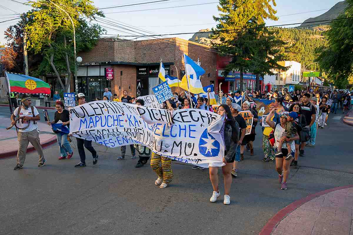 Marcha el 04 de enero 2025 en Esquel. Desalojo al Lof Pailako: un show frustrado y el saqueo de los territorios indígenas.