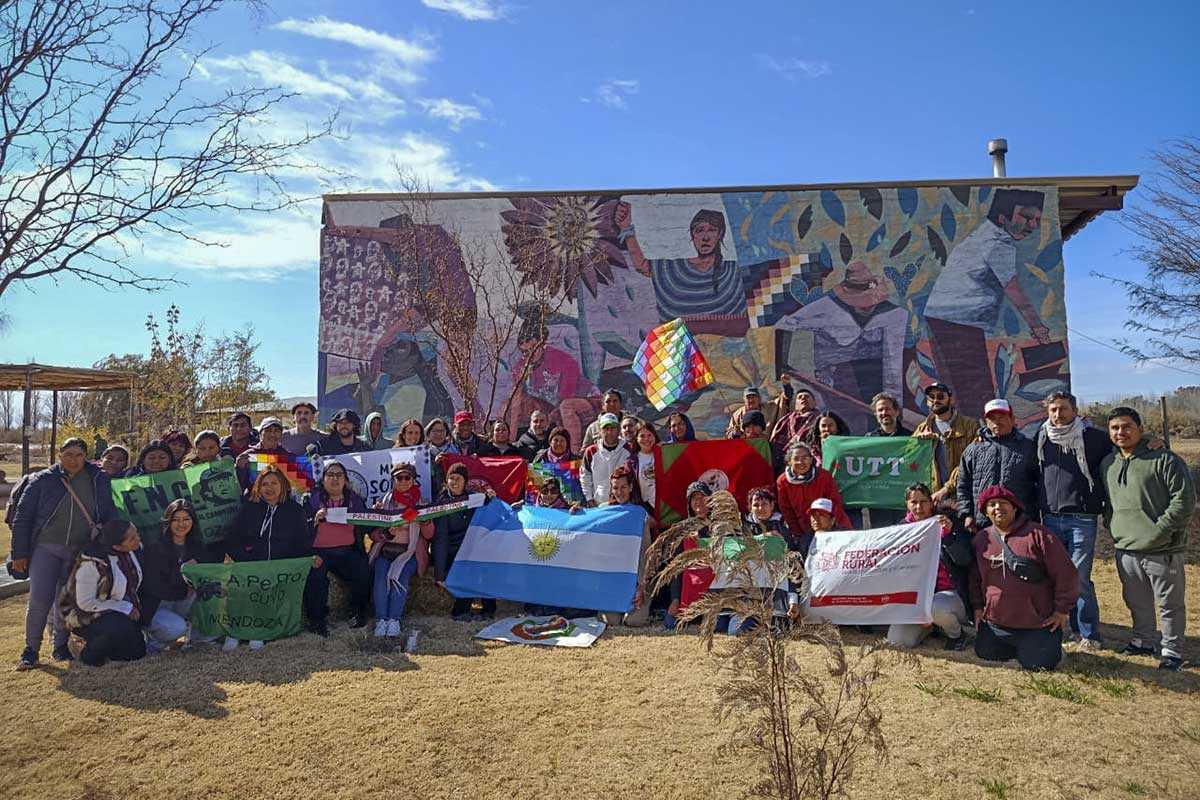 Durante los días 1, 2 y 3 de agosto, en Jocolí, provincia de Mendoza, se realizó la asamblea constitutiva de la CLOC – Vía Campesina Argentina, un hito en el fortalecimiento del movimiento campesino e indígena en el país. En este espacio se conformó la comisión política que guiará los pasos hacia el VIII Congreso Continental de la CLOC – Vía Campesina, que se celebrará en diciembre en México.