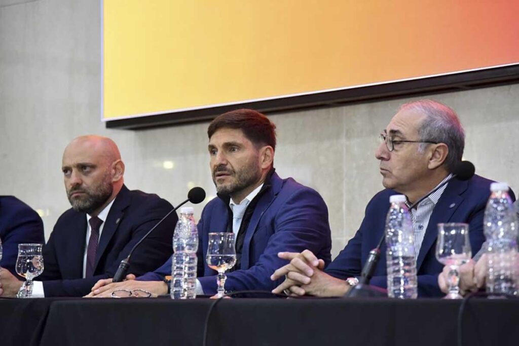 El gobernador de la provincia de Santa Fe, Maximiliano Pullaro, presentó en la Bolsa de Comercio de Rosario el Plan de Obras para la Competitividad Logística del Complejo Agroexportador.
