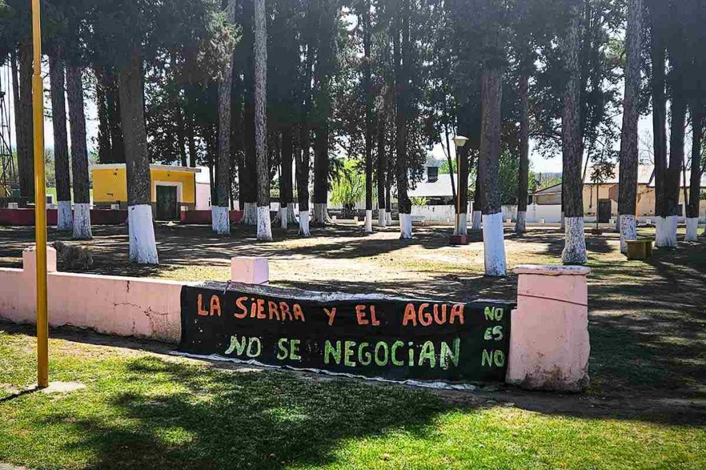 Cartel contra la megaminería en Vilismán.