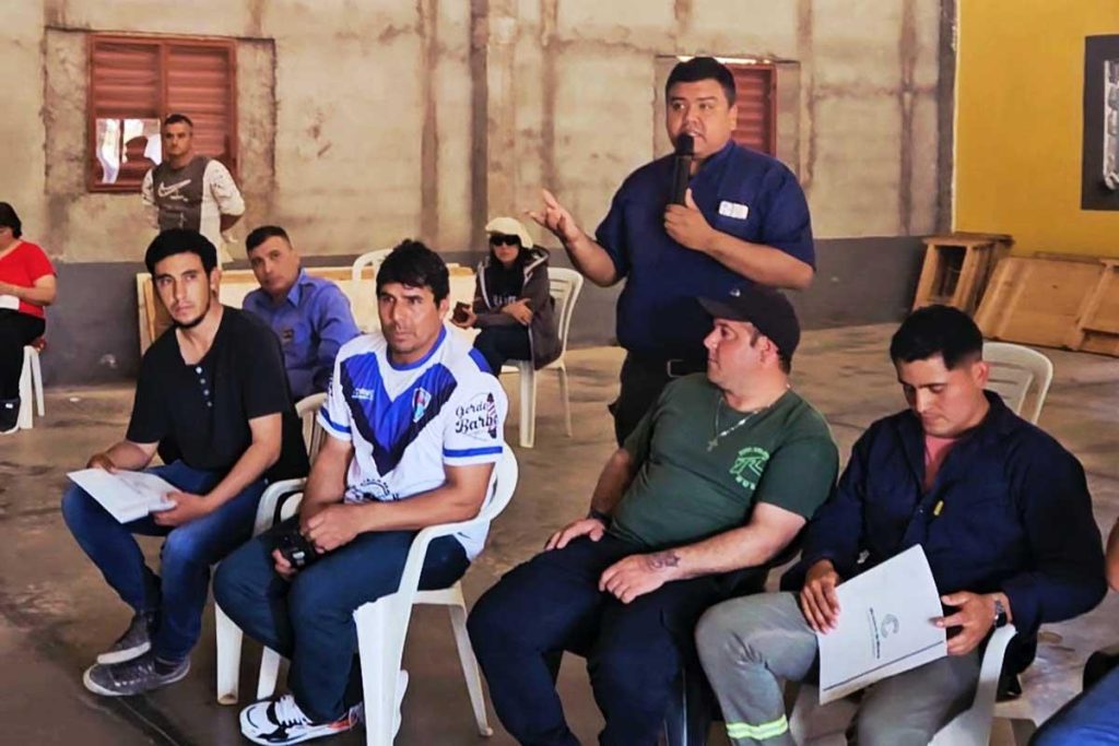 Viernes 19 de septiembre 2025, Cura del Alto en la reunión de “participación ciudadana” en Vilismán. Parte de la voces que dijeron“No” a la megaminería en la Sierra de Ancansti.