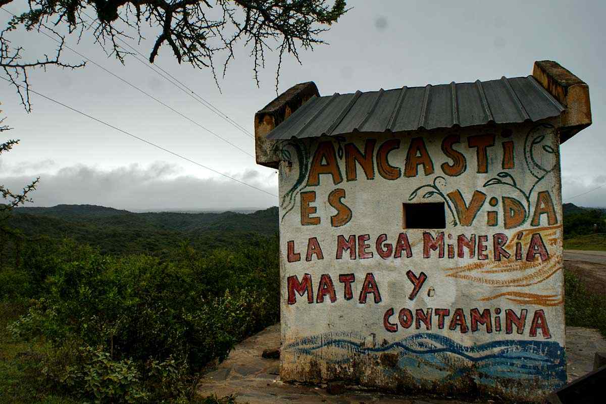 Garritas pintadas tiempo atras por la asamblea, contra la megaminería en las sierras de Ancasti.