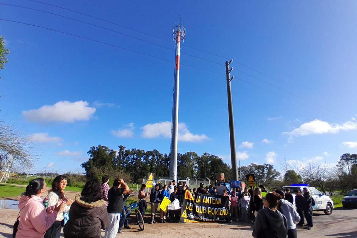 Vecinos, familias y estudiantes unidos del club porteño en la ciudad de San Vicente contra la antena.