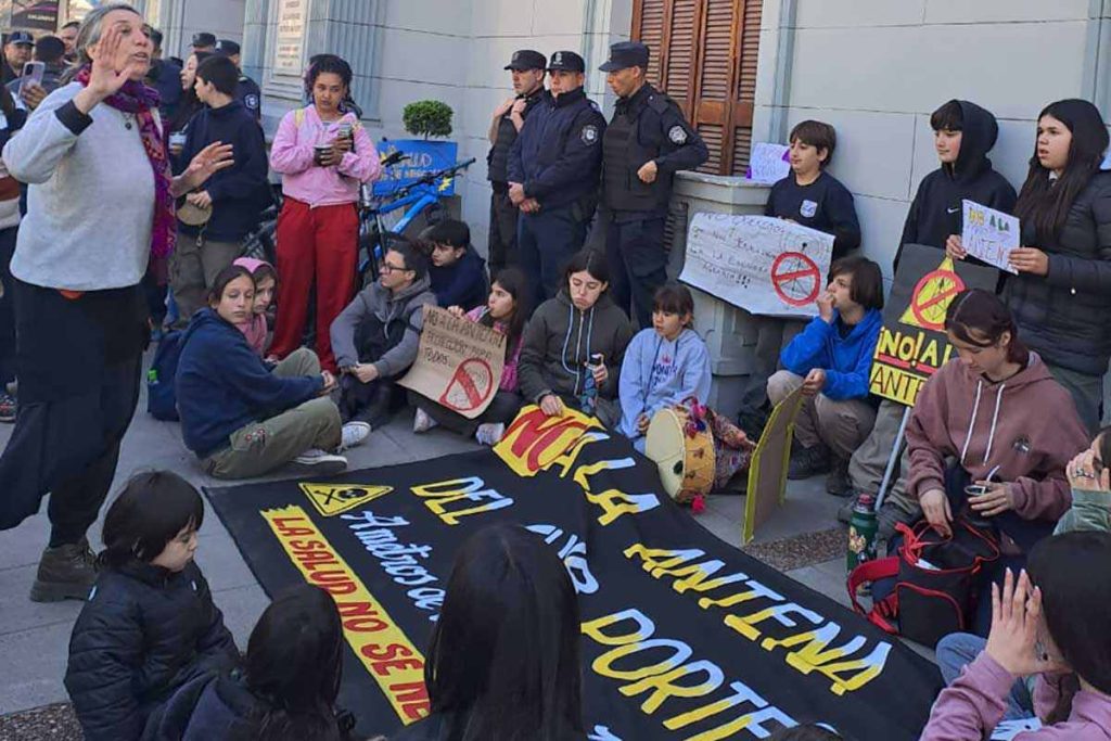 Vecinos, familias y estudiantes unidos del club porteño en la ciudad de San Vicente contra la antena.