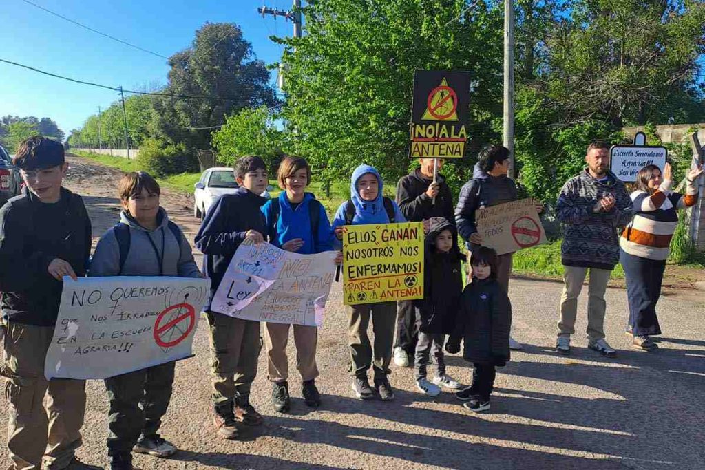 Vecinos, familias y estudiantes unidos del club porteño en la ciudad de San Vicente contra la antena.