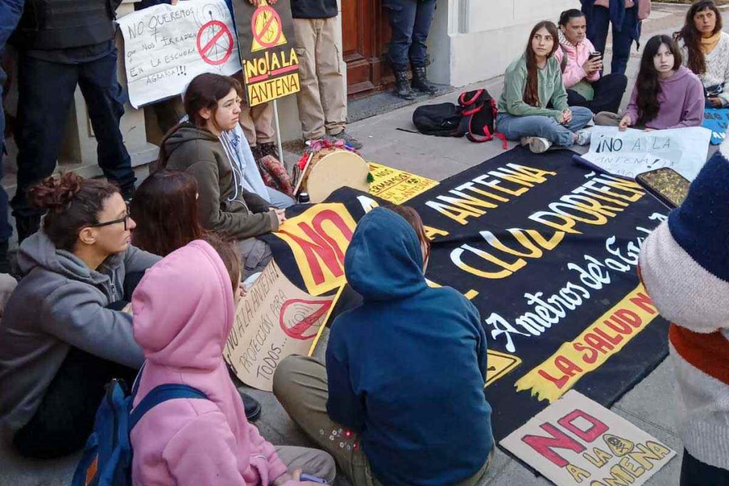 Vecinos, familias y estudiantes unidos del club porteño en la ciudad de San Vicente contra la antena.
