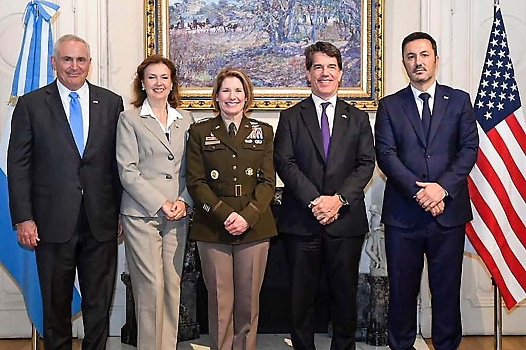 Laura Richardson (entonces jefa del Comando Sur de EEUU) en una visita a Argentina en abril de 2024. Tierras raras en Argentina.