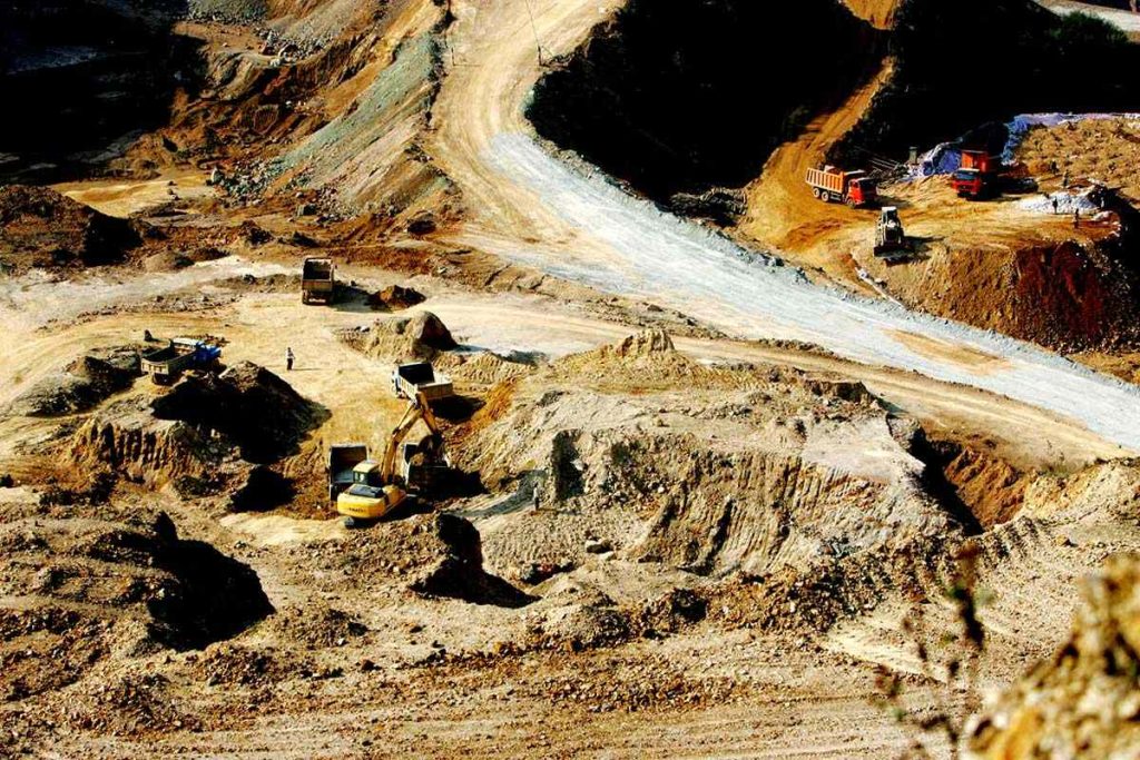 Una excavadora carga camiones con tierras raras en una mina en el condado autónomo Hani de Mojiang, ciudad de Simao, provincia de Yunnan, en el suroeste de China, el 18 de marzo de 2008.