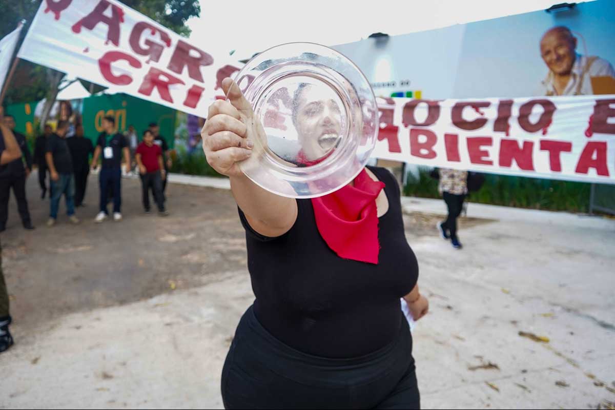 Activistas del MST (Movimiento de los Trabajadores Sin Tierra) realizaron hoy una manifestación en la Agrizona de la COP 30, un espacio destinado a debates sobre agroindustria. La acción buscaba denunciar a la agroindustria como la principal responsable de la crisis ambiental.