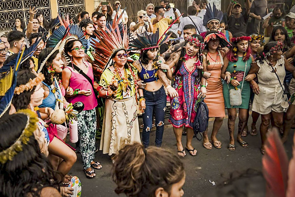 CUMBRE DE LOS PUEBLOS. La Universidad Federal de Pará abre sus puertas a uno de los eventos más simbólicos de esta semana de la COP30 en la Amazonía. Líderes de diversas comunidades de todo el mundo suben al escenario mientras el Auto do Círio realiza el funeral de los combustibles fósiles, trayendo consigo a su Boiúna, la serpiente encantada del Amazonas.