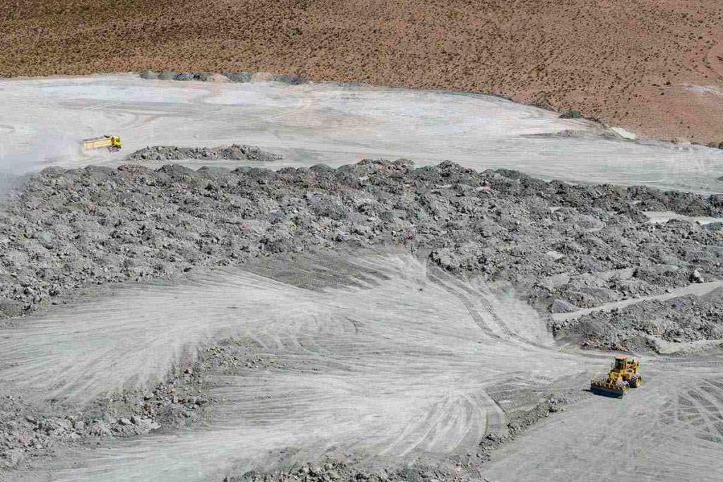 Vista aérea de una mina de bórax a cielo abierto en Jujuy, Argentina.