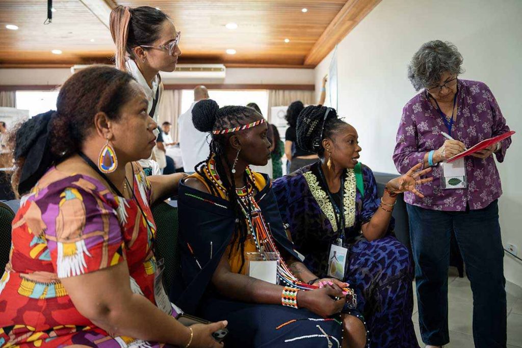 Elvira Rumbaku y Elizabet maskonde