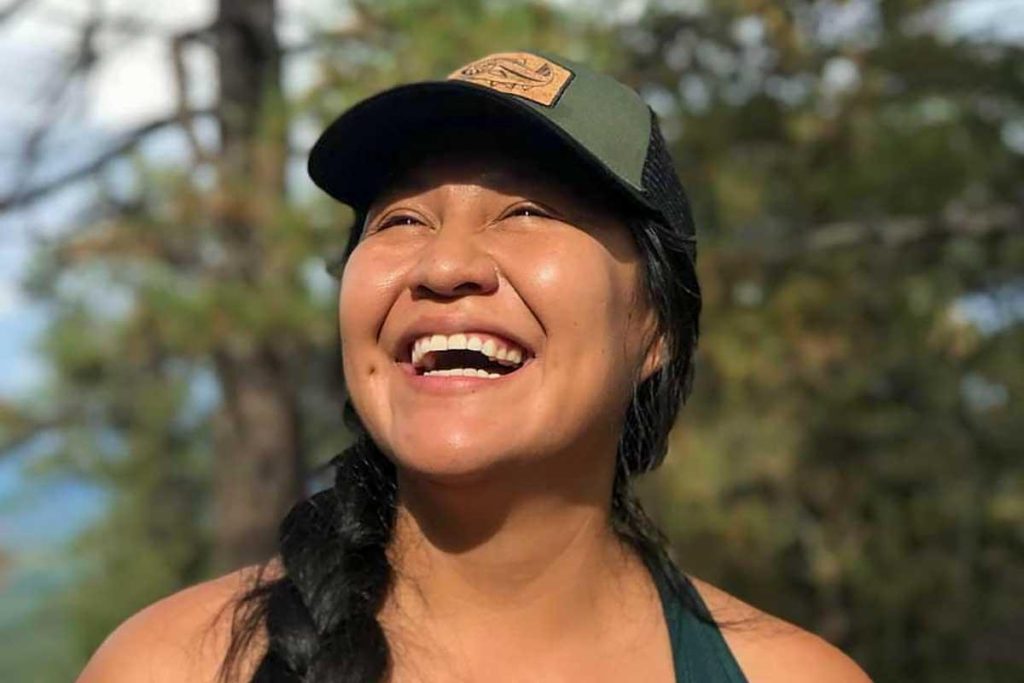 Retrato de Trena Lynn Bizardi miembro del pueblo Navajo.