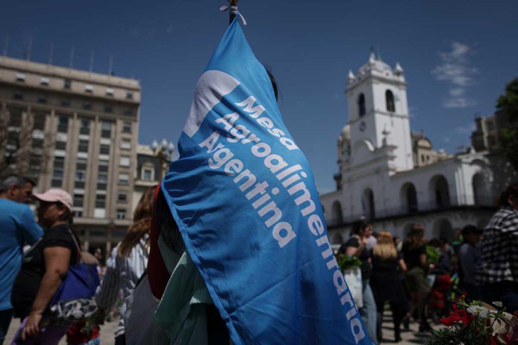 Bandera de la MAA, Mesa agroalimentaria Argentina. Verdurazo de la UTT (Unión de Trabajadores de la Tierra) el 24 de ábril 2025.
