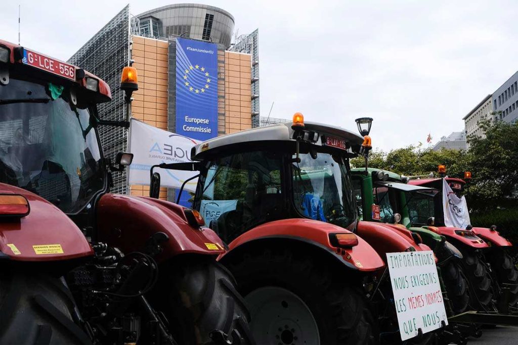 11 de julio de 2019. Tractores fuera de la sede de la Comisión Europea mientras los agricultores participan en una protesta contra el acuerdo comercial de la UE con Mercosur.