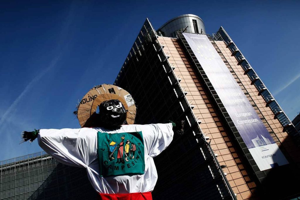 11 de julio de 2019. Sede de la Comisión Europea mientras los agricultores participan en una protesta contra el acuerdo comercial de la UE con Mercosur.