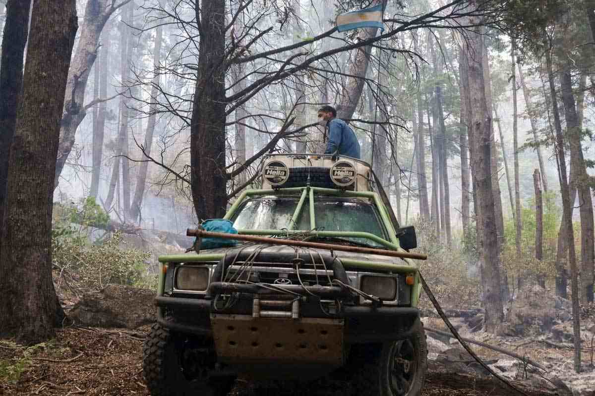 Brigadista en acciòn durante los incendios en la Patagonia.