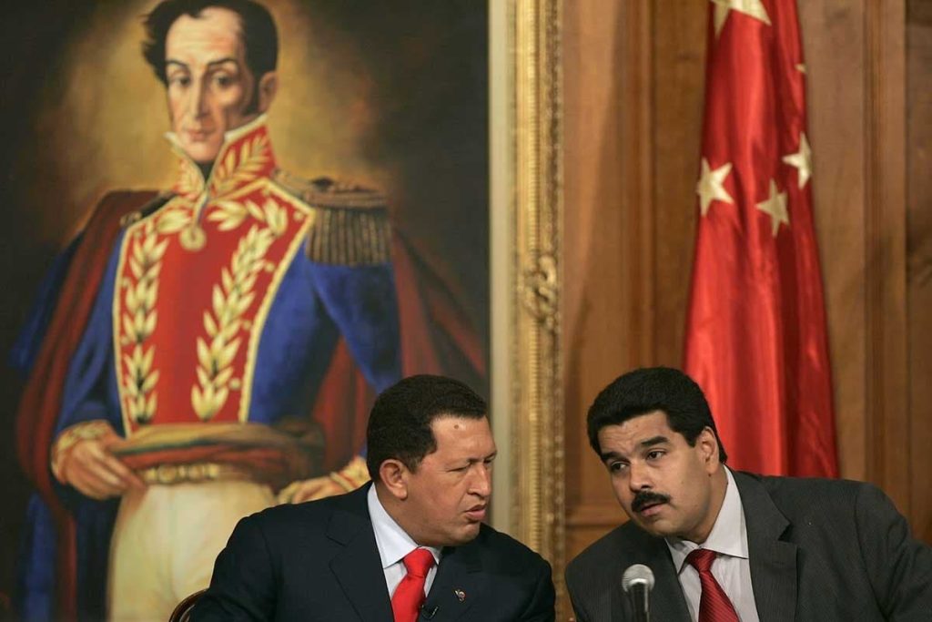 Hugo Chavez y NIcolàs Maduro. n esta foto de archivo del 17 de octubre de 2006, el presidente venezolano Hugo Chávez, a la izquierda, habla con su entonces ministro de Relaciones Exteriores y ex-presidente Nicolás Maduro durante una reunión con empresarios chinos en el Palacio de Miraflores en Caracas, Venezuela.