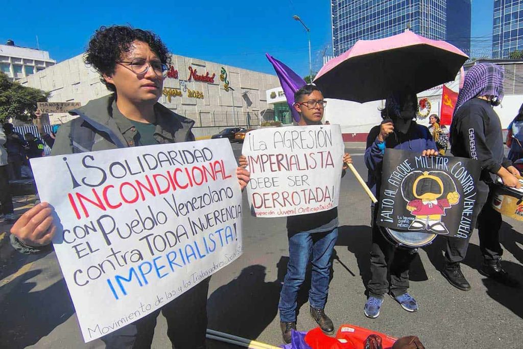 Ciudad de México se solidariza con Venezuela: cientos se reunieron en un mitin para denunciar el ataque de Estados Unidos ocurrido la madrugada del 3 de enero de 2026 y exigir respeto a la soberanía del país.