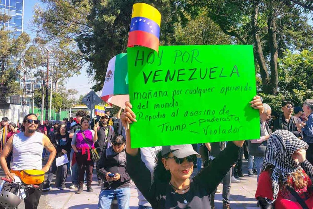 Ciudad de México se solidariza con Venezuela: cientos se reunieron en un mitin para denunciar el ataque de Estados Unidos ocurrido la madrugada del 3 de enero de 2026 y exigir respeto a la soberanía del país.