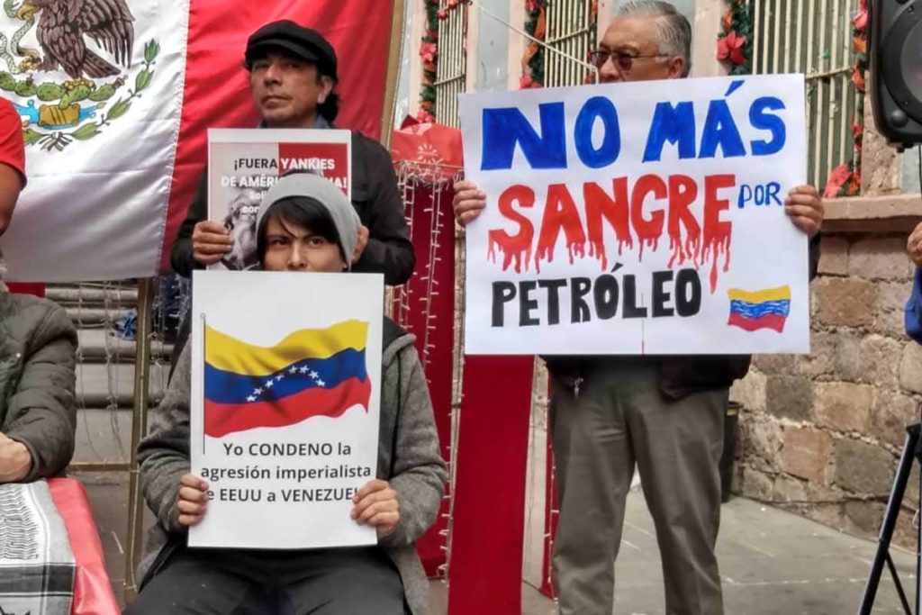 Ciudad de México | Desinformémonos. Integrantes de organizaciones sociales, intelectuales y docentes universitarios realizaron un acto político de solidaridad con Venezuela y en rechazo a la intervención de Estados Unidos tras la detención de Nicolás Maduro. La movilización buscó alertar sobre posibles riesgos para México y exigir un pronunciamiento del Congreso y del Senado en defensa de la soberanía nacional.