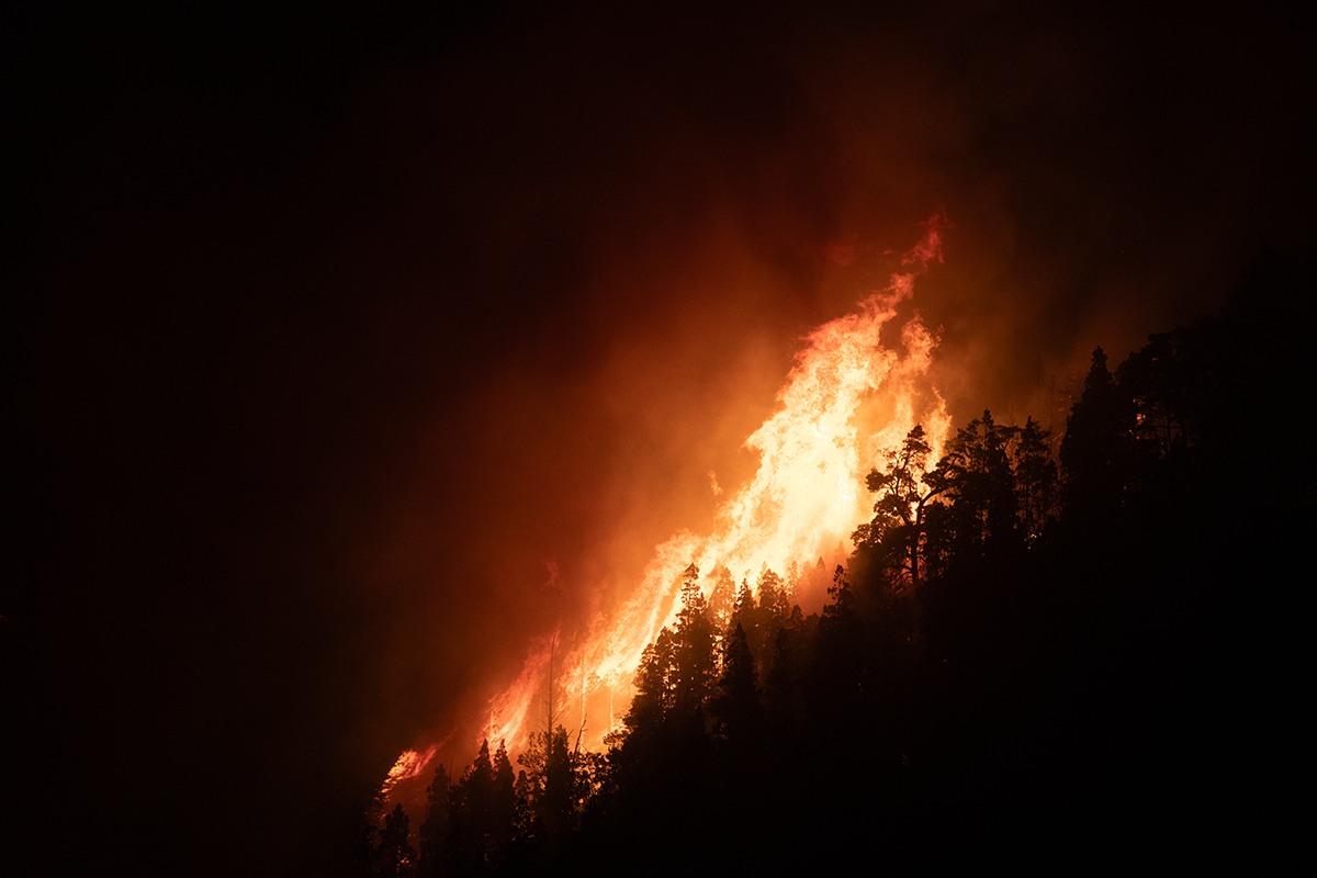 Incendios en Chubut, llamas en la noche