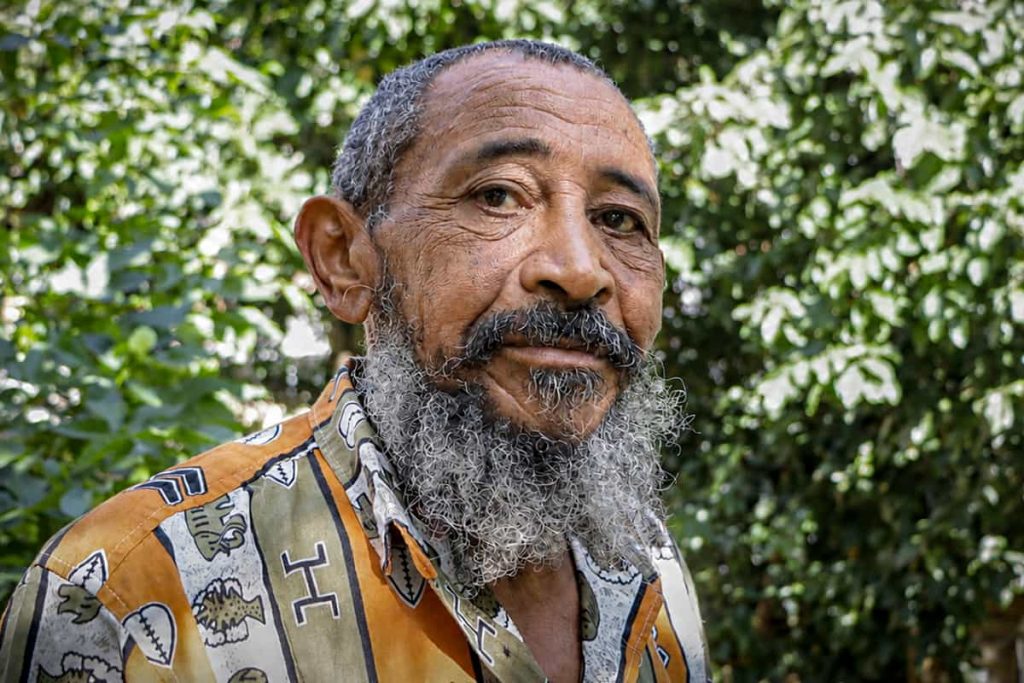 Libro. "La tierra da, la tierra quiere". Bispo Dos Santos